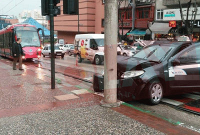 Bursa’da trafik kazası tramvay seferini aksattı