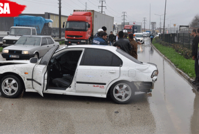 Yağmurda karşı yöne geçti, iki kamyona birden çarptı