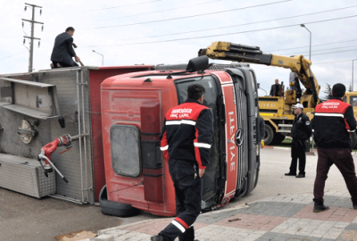 Bursa’da yangına giden itfaiye aracı kaza yaptı