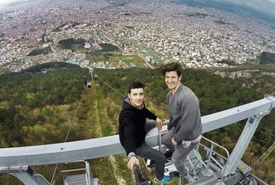 Teleferik direğinde tehlikeli selfie