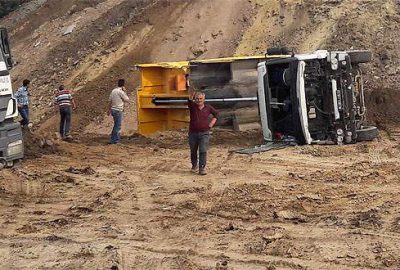 Bursa’da hafriyat boşaltan kamyon devrildi