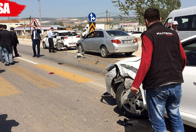 Kırmızı ışıkta bekleyen araçların arasına daldı