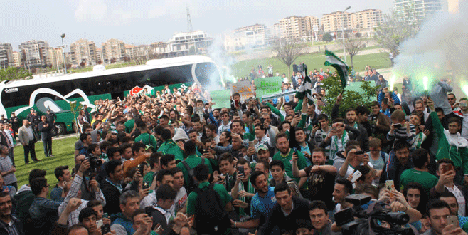 Bursaspor, İstanbul’a meşalelerle uğurlandı