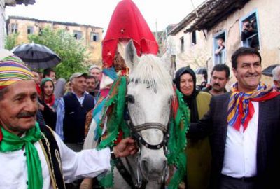 Bursa’da eski geleneklere uygun köy düğünü canlandırıldı