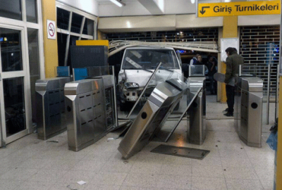 Hızını alamayan kamyonet metro durağına daldı