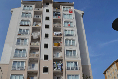 Kafası balkon korkuluklarına sıkıştı