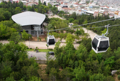 Bayrak ve uçurtma ile gelen çocuklara teleferik bedava