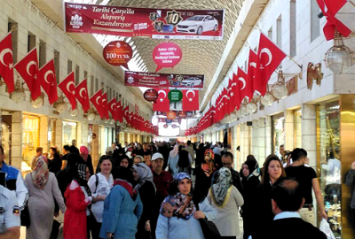 Kapalı Çarşı bayraklarla donatıldı