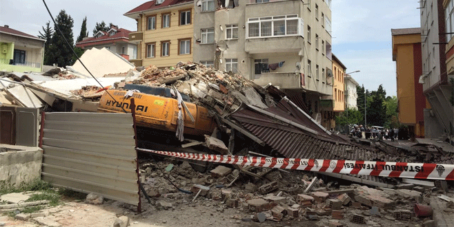 Tahliye edilen 7 katlı apartman büyük gürültüyle çöktü