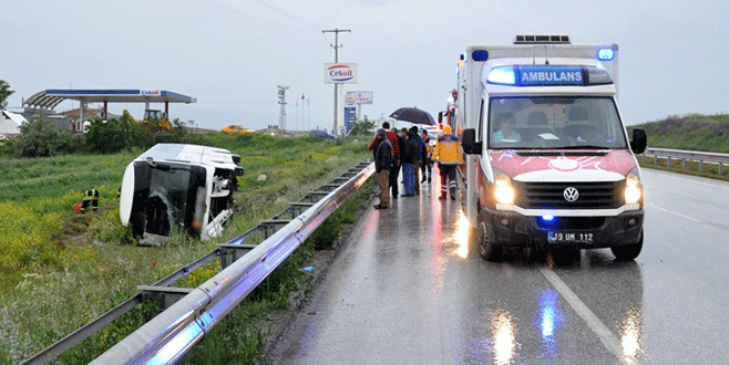 Yolcu otobüsü tarlaya devrildi: 21 yaralı