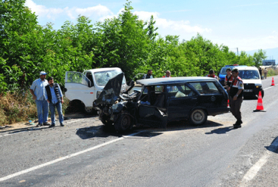 Bursa’da otomobil ile kamyonet çarpıştı!