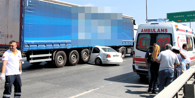 Otomobil ile TIR’ın altına girdi, burnu bile kanamadı