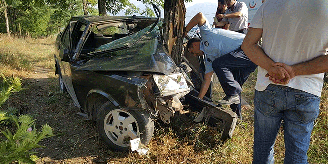 Bursa’da yoldan çıkarak ağaca çarptı