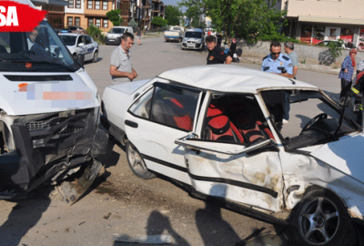 Engelli öğrencileri taşıyan servis, otomobille çarpıştı