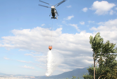 Yangın helikopteri hedefi şaşırdı, gazeteciler sırılsıklam oldu!