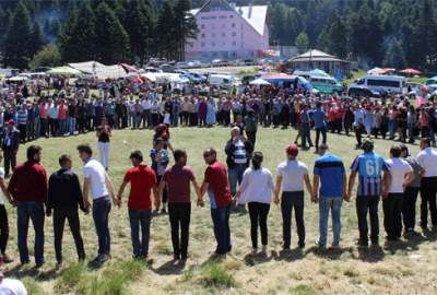 Bursa’da 10 saat hiç durmadan horon teptiler