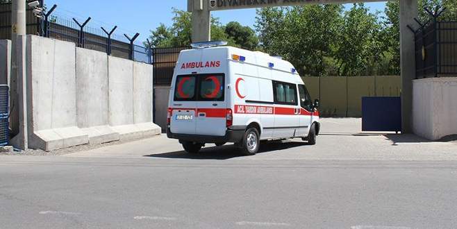 PKK’lı teröristler Diyarbakır’da polise saldırdı