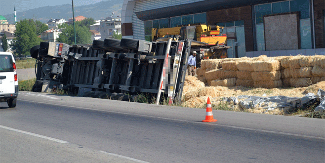 Bursa’da saman yüklü TIR devrildi