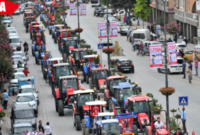 Darbe girişimine tepki için 300 traktörle konvoy