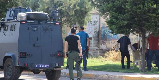 Diyarbakır’da motosikletli teröristler polise ateş açtı