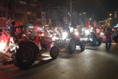 Demokrasi nöbetine traktörleriyle gelip, armut dağıttılar