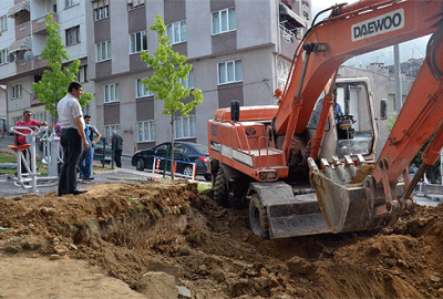 Bursa’da parkta kepçeyle define aradı!