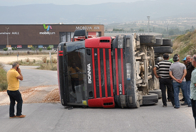 Bursa’da çakıl yüklü kamyon devrildi: 1 yaralı