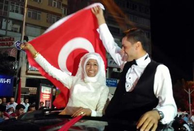 Önce demokrasi nöbeti, sonra nikah!