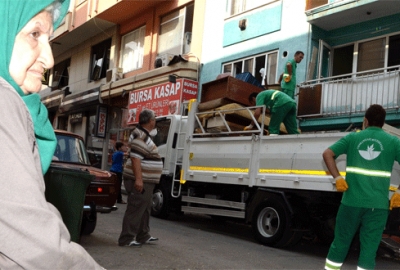 Evinin boşaltılmasını hüzünlü gözlerle izledi