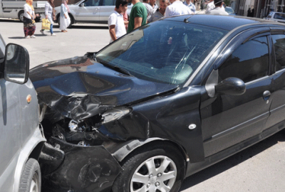 Bursa’da trafik kazası: 4 araç ve bir ev hasar gördü