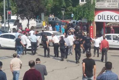 Adliye karıştı, polis grubu dağıtmak için havaya ateş etti!