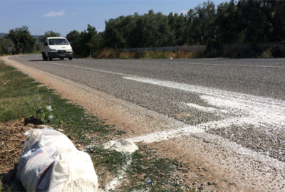 Yola düşen un çuvalları sürücülere zor anlar yaşattı