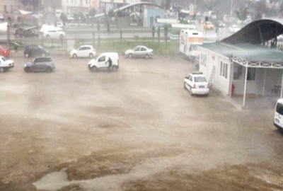 Bursa’da şiddetli fırtına ve yağmur hayatı felç etti