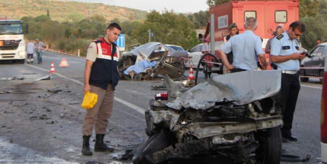 Yolcu minibüsüyle otomobil çarpıştı: 1 ölü, 14 yaralı