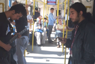 Bursa metrosunda canlı müzik keyfi