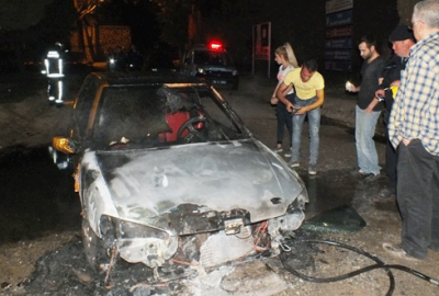 Bursa’da park halinde alev alan otomobil küle döndü