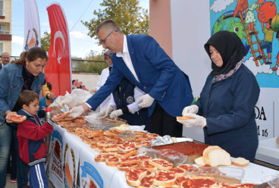 Öğrencilere salçalı ekmek ve ayran