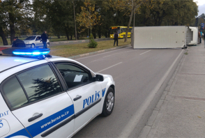 Bursa’da meyve yüklü kamyon devrildi, cadde trafiğe kapandı