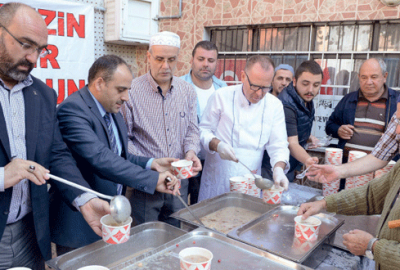 Sıracevizler cami derneği aşure dağıttı