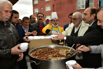 Edebali aşure dağıttı