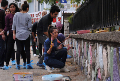 Bursa’da üniversiteli gençlerden ilkokula renkli katkı