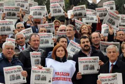 CHP’liler Cumhuriyet Gazetesi dağıttı