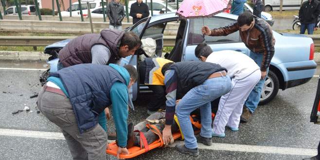 Kırmızı ışıkta duran kamyona çarptı: 1 yaralı