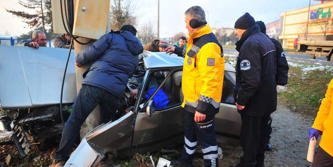 Bursa’da direğe çarpan otomobilde can pazarı: 3 yaralı