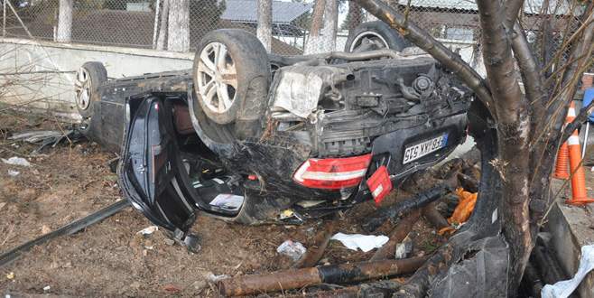 Bursa’da duvara çarpan otomobilde can pazarı: 4 yaralı