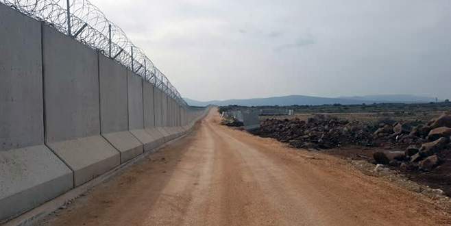 Sınıra inşa edilen güvenlik duvarının yarısı tamamlandı