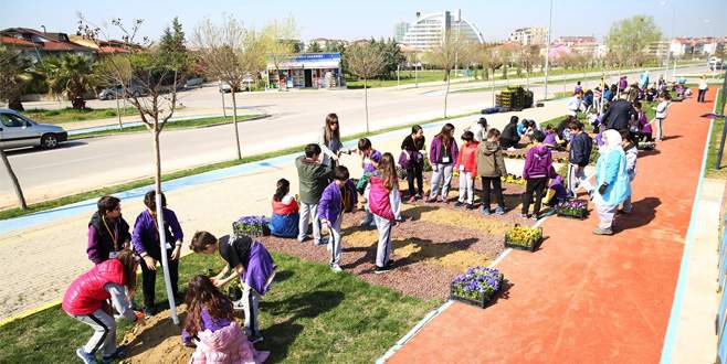 Nilüfer çocukların elleriyle çiçek açtı