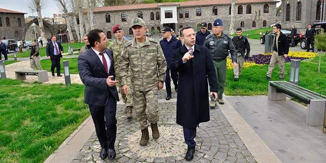 Orgeneral Akar Diyarbakır ve Batman’daki birlikleri denetledi