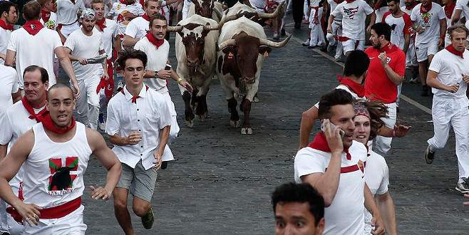 San Fermin Festivali’nde boğalarla ilk koşu yapıldı