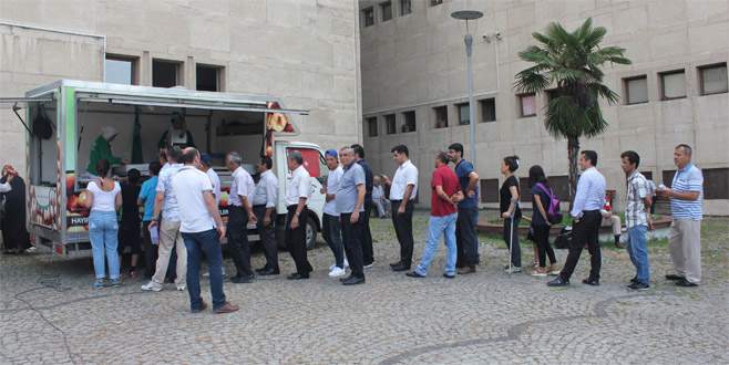 Kavga eden kızlara adliye önünde lokma dağıtma cezası